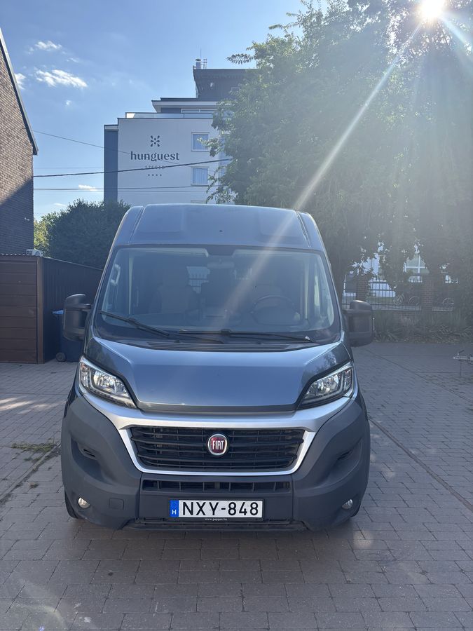 Fiat Ducato kisbusz elölről, napfényben