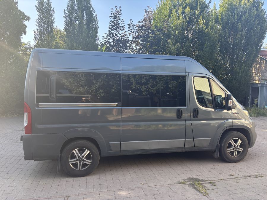 A kisbusz oldalnézetből, teljes hossz