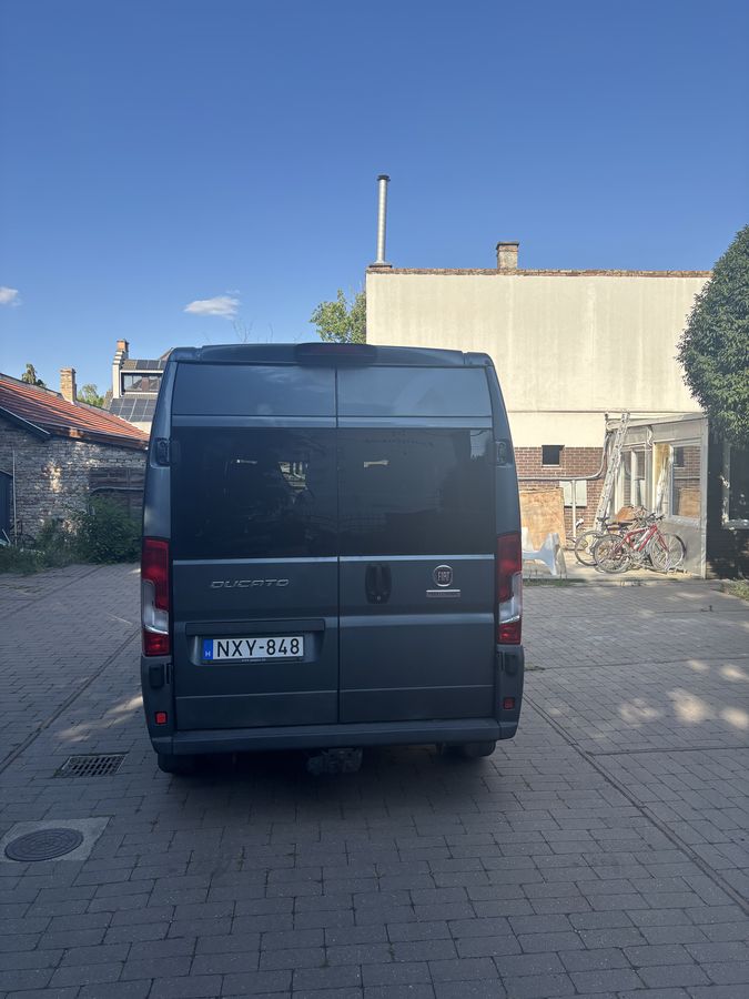 A kisbusz hátulról